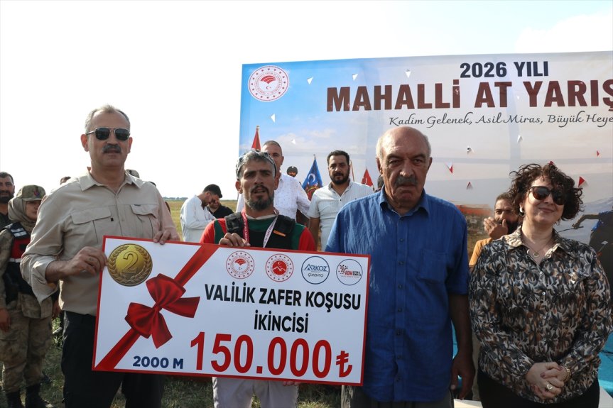 Vali Önder Bozkurt ve eşi Betül Bozkurt, yarışlarda dereceye giren atların sahiplerine para ödülü verdi.