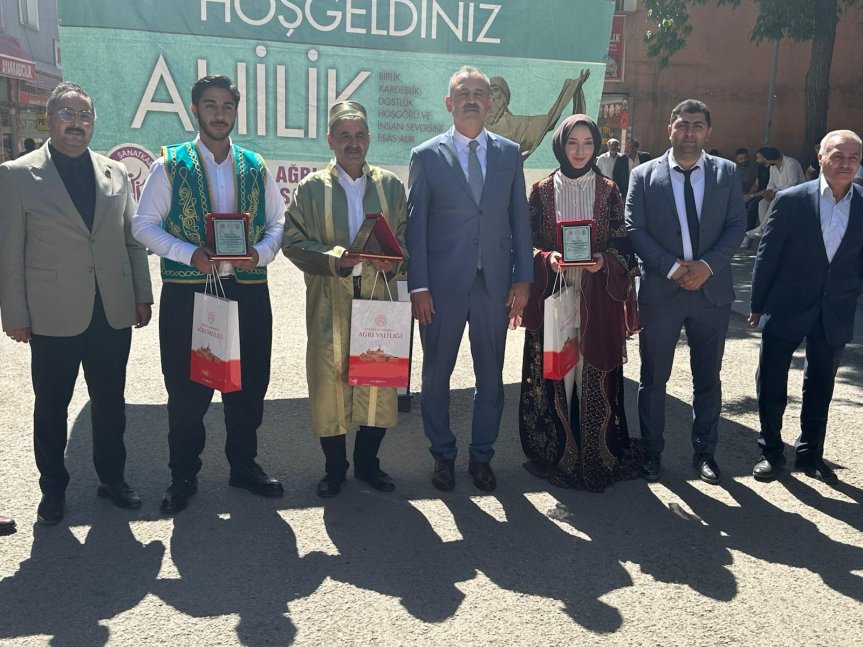 Ağrı ahilik haftası kutlamaları plaket ve fotoğraf çekimi
