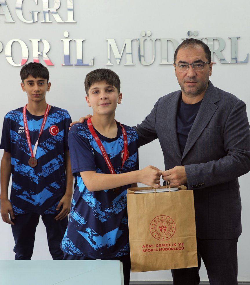 İl Müdürü Ahmet Çelebi, Türkiye üçüncüsü Ağrı Badminton Takımı'nı ödüllendirdi