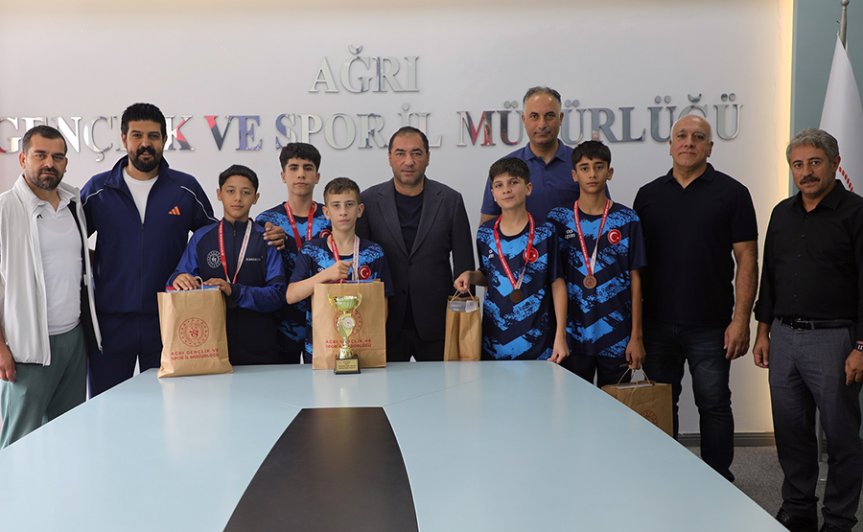 Ahmet Çelebi'den ANALİG Türkiye üçüncüsü badmintonculara tebrik