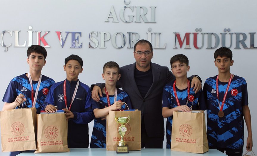 Ağrı Gençlik ve Spor İl Müdürü Ahmet Çelebi başarılı sporcuları makamında kabul etti