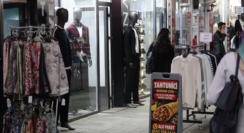 Ağrı'da mağaza ve küçük işletmelerin bulunduğu çarşıda akşam saatlerinde alışveriş yapan vatandaşlar
