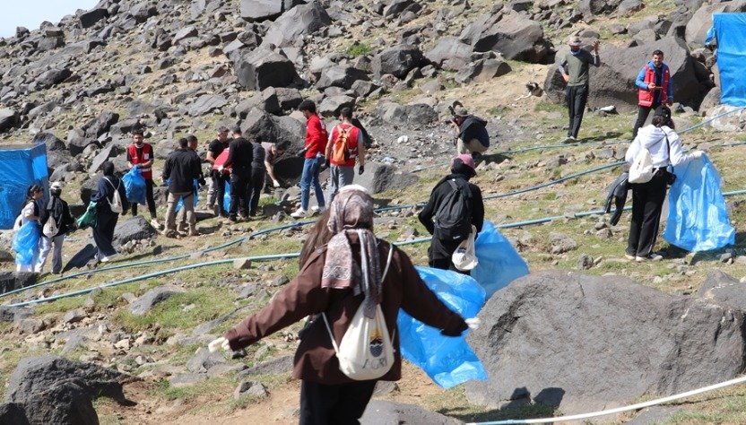 Yeşilay gönüllüleri Ağrı Dağı'nın kayalık yamacında çöp topluyor