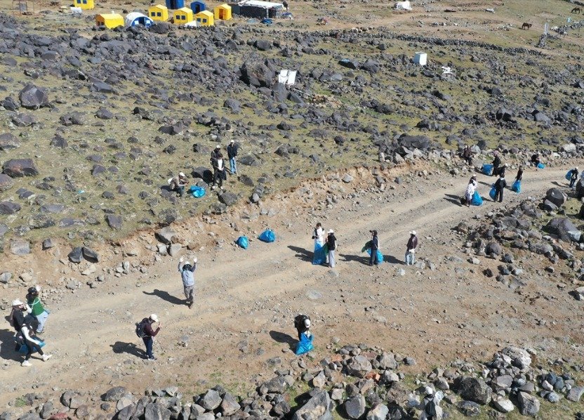 Ağrı Dağı'nda çevre temizliği yapan Yeşilay gönüllülerinin havadan görünümü