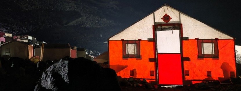 Ağrı Dağı'nda gece aydınlatılan yüksek irtifa yaşam odası ve kamp alanı