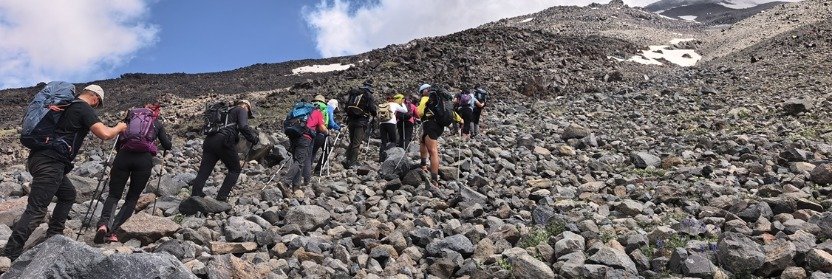 Ağrı Dağı'nda kayalık parkurdan zirveye doğru tırmanan dağcı grubu