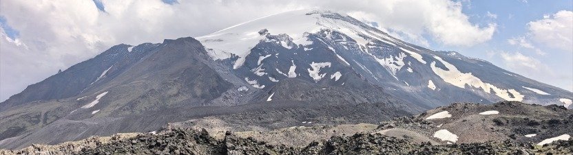 Ağrı Dağı'nın karlı zirvesi ve yüksek irtifadaki volkanik arazi