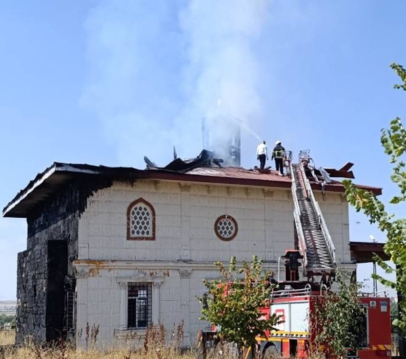 İtfaiyeciler Ağrı'daki cami yangınına çatıdan müdahale ediyor