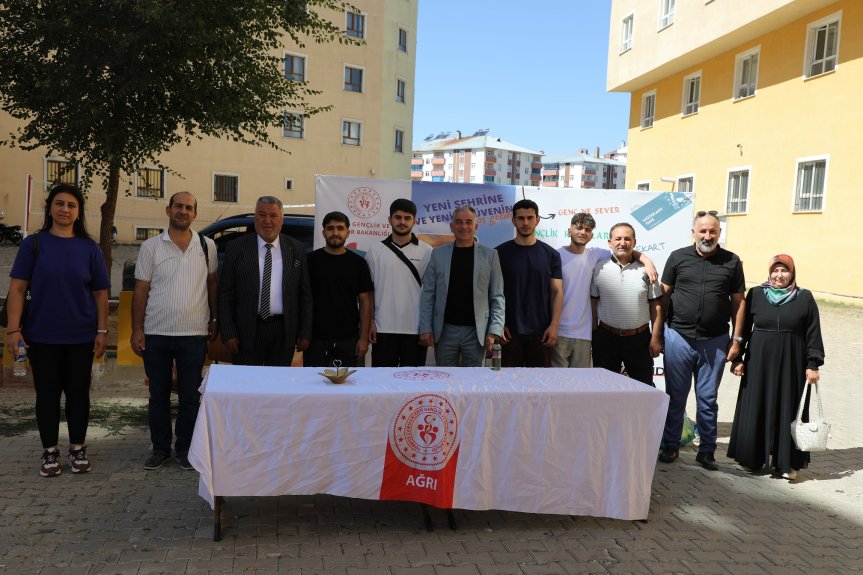 Ağrı Gençlik Merkezi Otogarda Stant Kurdu: Üniversite Öğrencilerine Rehberlik Başladı