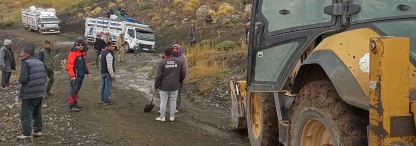 Ağrı Kalo Yaylası'nda mahsur kalan araçları kurtarmak için iş makinesiyle yürütülen çalışma