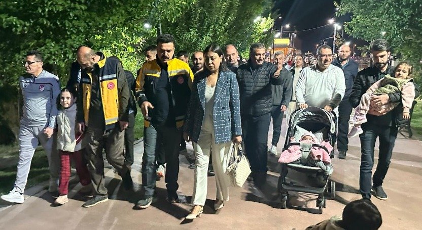 Ağrı Millet Bahçesi'nde sağlıklı yaşam yürüyüşüne katılan sağlık çalışanları ve vatandaşlar