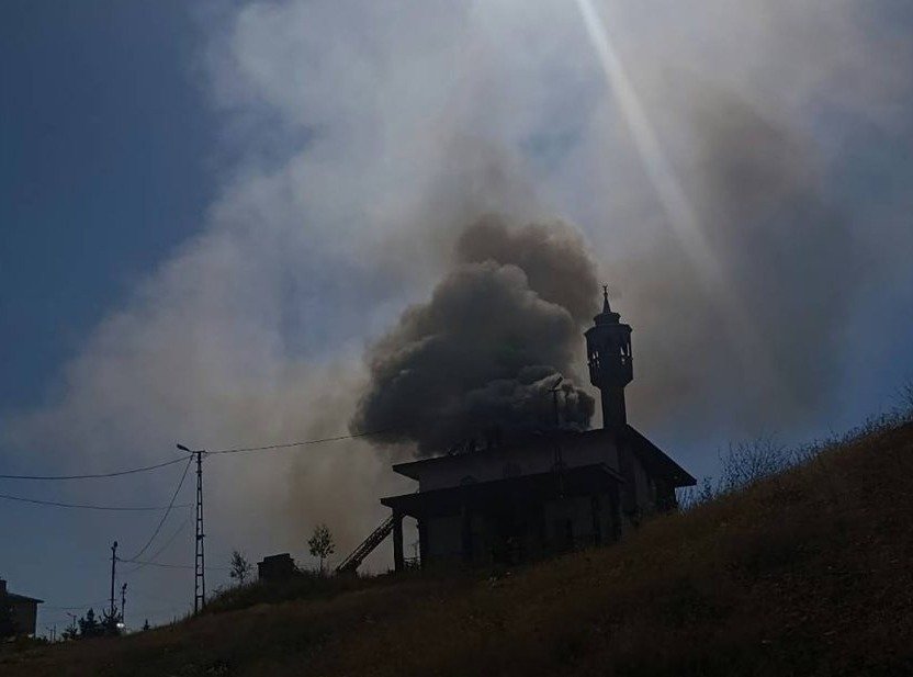 Ağrı 100. Yıl Mahallesi'ndeki Şehir Mezarlığı Camii'nde çıkan yangında yoğun duman gökyüzünü kapladı
