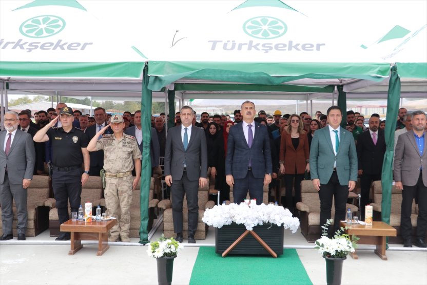 Ağrı Şeker Fabrikası'nda yeni sezon pancar alımı için tören düzenlendi. törene, Vali Önder Bozkurt ve fabrika müdürü Kürşad Erdoğan da katıldı.