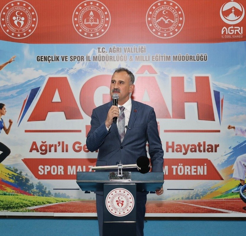 Ağrı Valisi Önder Bozkurt, programda konuşma yaptı.