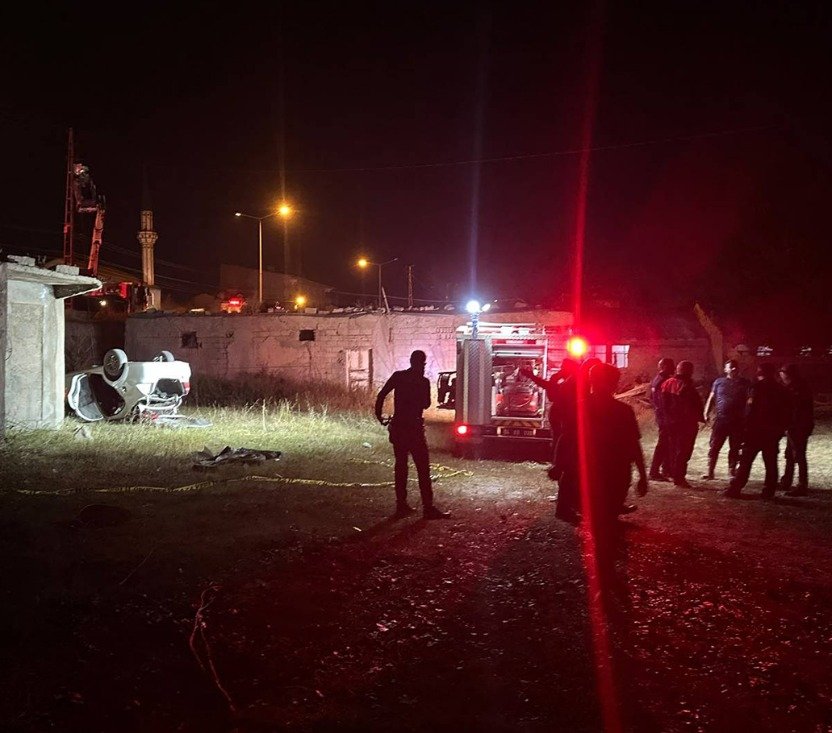 Ağrı'da bisikletliye çarpmamak isterken otomobiliyle evin çatısına çıktı