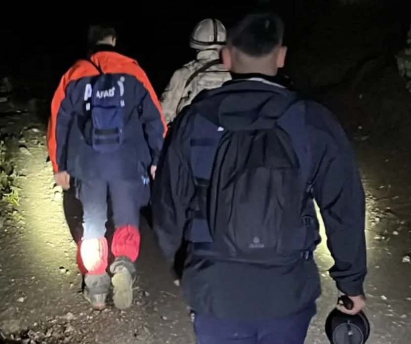 Ağrı Kalo Yaylası'nda gece arazi yolunda ilerleyen arama kurtarma ekipleri