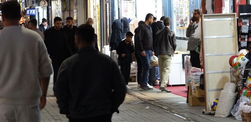 Ağrı çarşısında küçük işletmelerin önünden geçen vatandaşlar ve açık iş yerleri