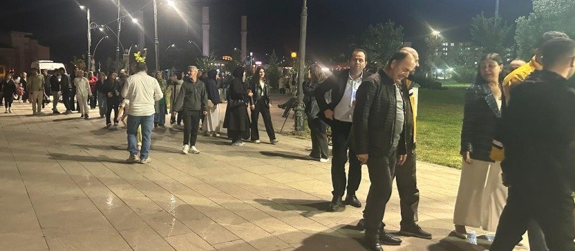 Ağrı Millet Bahçesi'nde gece düzenlenen fiziksel aktivite etkinliğine katılan vatandaşlar