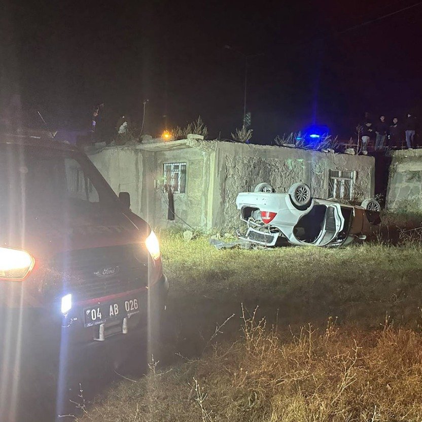 Ağrı'da otomobil evin çatısına çıktı: Sürücü yaralandı