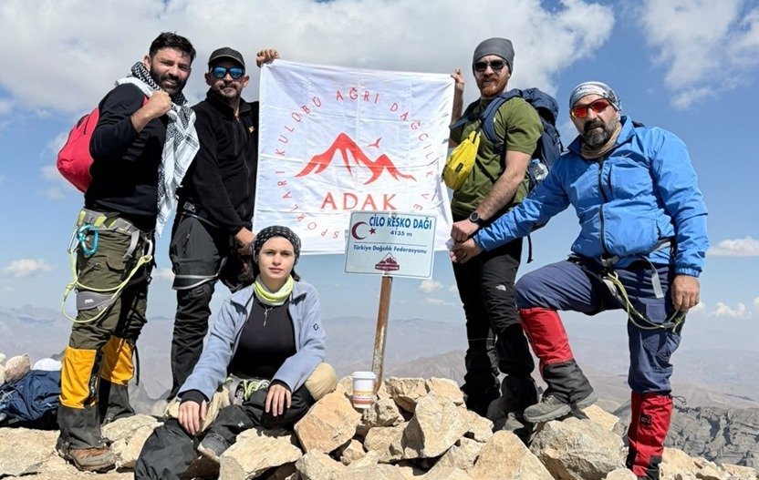 Ağrılı lise öğrencisi Meryem Erkuş zirvede
