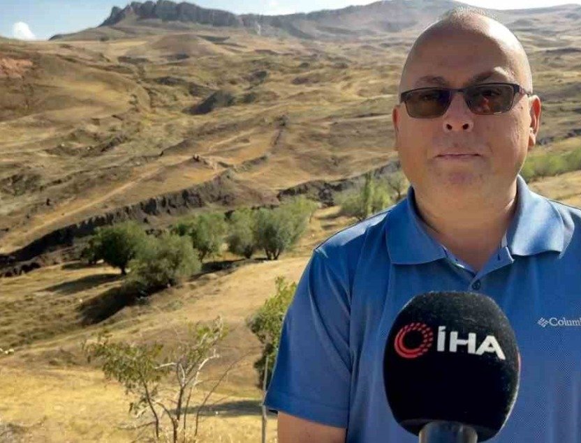 Nuh'un Gemisi Araştırma Projesi Başkan Yardımcısı Andrew Jones, Doğubayazıt'taki araştırma alanında
