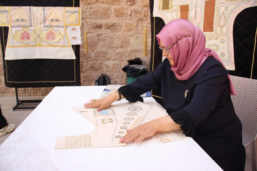 Ayşe Vanlıoğlu'nun Dualı Sultan Gömlekleri Ağrı'da Sanatseverlerle Buluştu