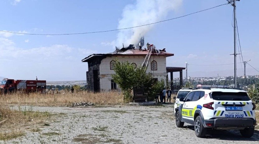Ağrı'da yanan caminin önünde polis ve itfaiye ekipleri