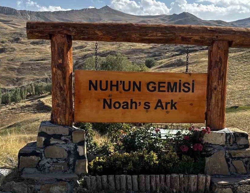 Ağrı Doğubayazıt'taki Nuh'un Gemisi alanında Nuh'un Gemisi ve Noah's Ark yazılı tabela