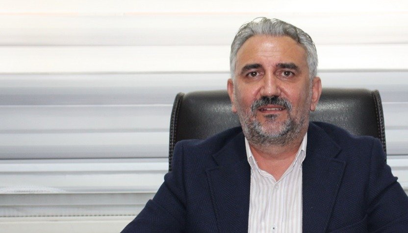 Arif Yıldıray Hatunoğlu, Ağrı Esnaf ve Sanatkarlar Odası'ndaki makamında açıklama yapıyor