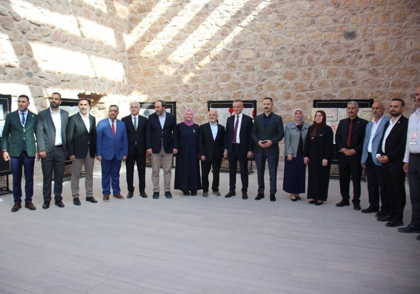 Serginin açılışına katılan vatandaşlar ve protokol üyeleri