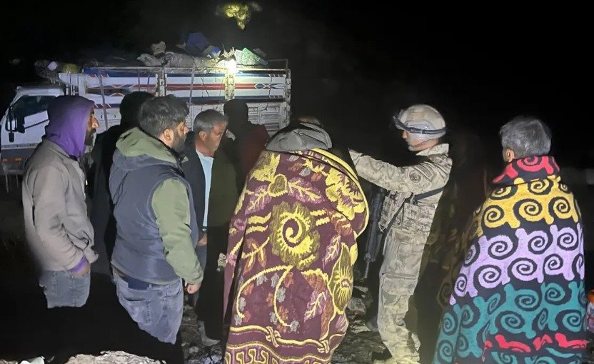 Kalo Yaylası'nda gece yürütülen kurtarma çalışmasında ekipler ve mahsur kalan vatandaşlar