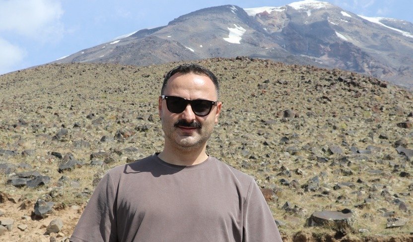 Doğubayazıt Kaymakamı Mustafa Ayvat, Ağrı Dağı önünde