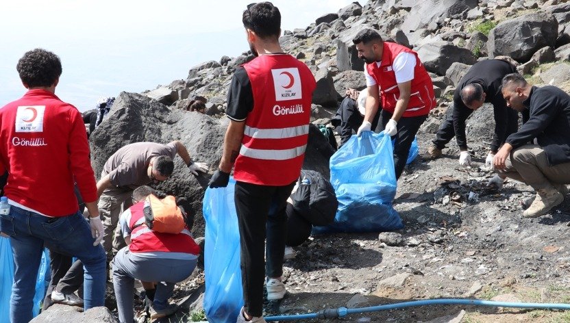 Türk Kızılay ve Yeşilay gönüllüleri Ağrı Dağı'nda atıkları topluyor