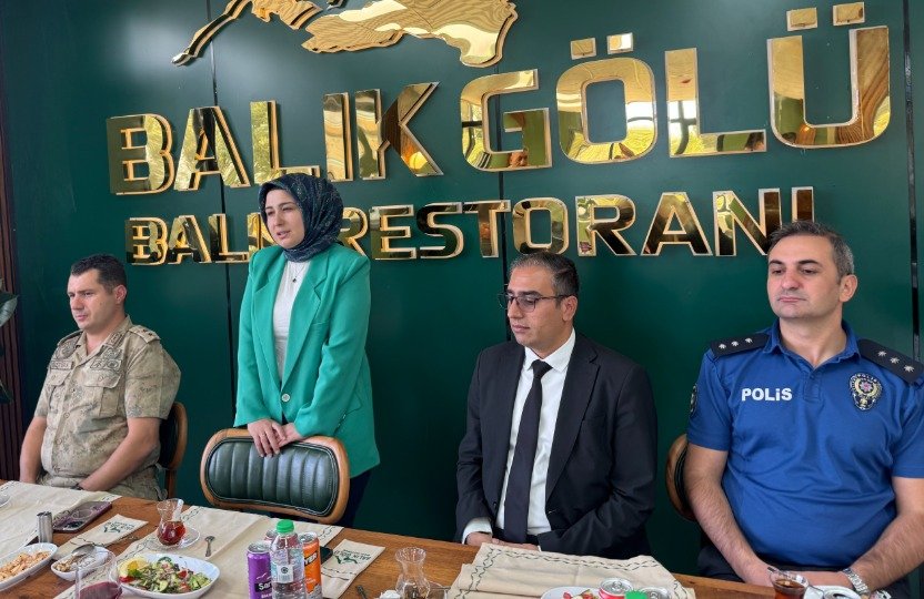 Balık Gölü Balık Restoranı'ndaki buluşmada Kaymakam Kübrü Baka Kılıç tarafından tesisin kuruluş süreci, balık temini ve yeni menü çalışmaları anlatıldı.