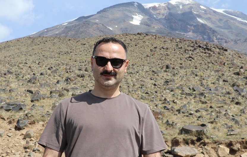 Doğubayazıt Kaymakamı Mustafa Ayvat, Ağrı Dağı önünde