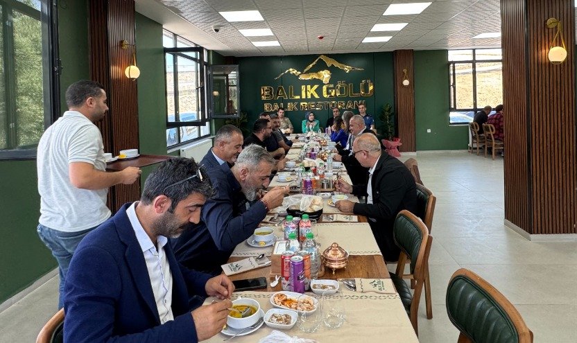 Ağrı'nın Taşlıçay ilçesindeki alabalık tesisinde gazeteciler ve davetliler düzenlenen programda aynı sofrada buluştu.