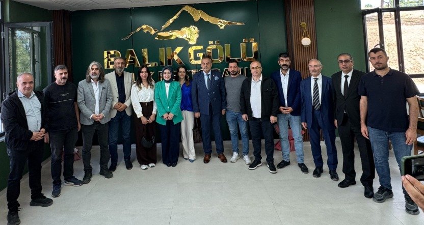 Taşlıçay Alabalık Tesisi'ndeki programın ardından gazeteciler, yöneticiler ve davetliler toplu fotoğrafta bir araya geldi.