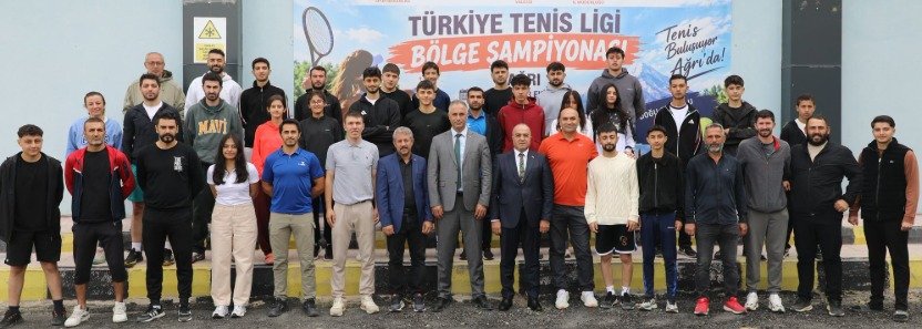 Ağrı'daki Türkiye Tenis Ligi Bölge Şampiyonası'na katılan sporcu, antrenör ve yöneticiler