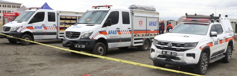Ağrı Afet Eğitim Parkuru'nda tatbikat için hazır bekleyen AFAD arama kurtarma araçları