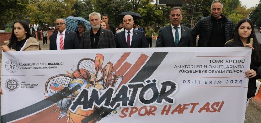 Ağrı Amatör Spor Haftası kortejinde Cemil Budak, Hayati Bekis ve Nejdet Çiftçioğlu pankartla yürüyor.