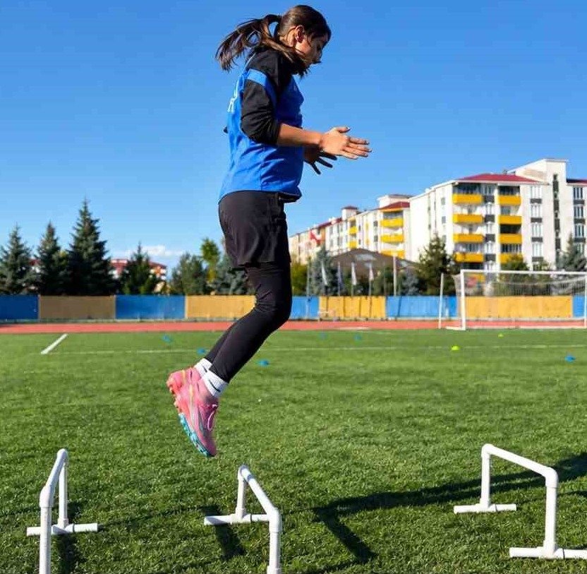 Ağrı Kadın Futbol Takımı oyuncusu, sahada engel atlama çalışmasıyla kondisyonunu geliştiriyor.