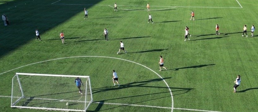 Ağrı Kadın Futbol Takımı oyuncuları, yeşil sahada çift kale maç antrenmanı yapıyor.