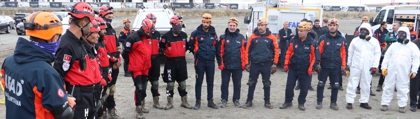 Ağrı Afet Eğitim Parkuru'nda AFAD ve arama kurtarma ekipleri tatbikat öncesinde bir arada