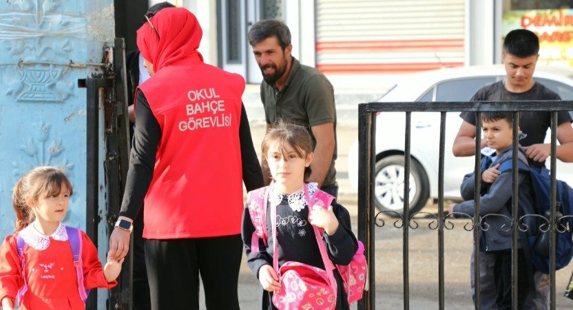 Ağrı'da okul bahçe görevlisi öğrencileri okul kapısında karşılayarak güvenliği sağlıyor