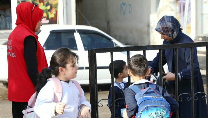 Ağrı'da okul bahçe görevlisi öğrencilerin güvenli giriş ve çıkışlarına destek oluyor