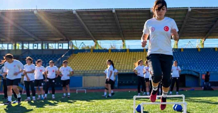 Ağrı Kadın Futbol Takımı oyuncusu, takım arkadaşlarıyla antrenmanda engellerin üzerinden atlıyor.