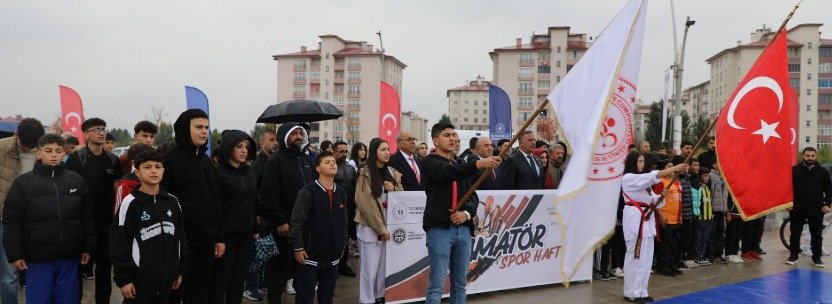 Cemil Budak ve sporcular, Ağrı Amatör Spor Haftası açılışında Türk bayraklarıyla Millet Bahçesi'nde bir araya geldi.