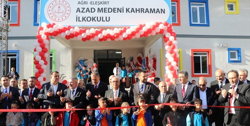 Azad Medeni Kahraman İlkokulu açılışında öğrenciler ve protokol kurdele kesiyor