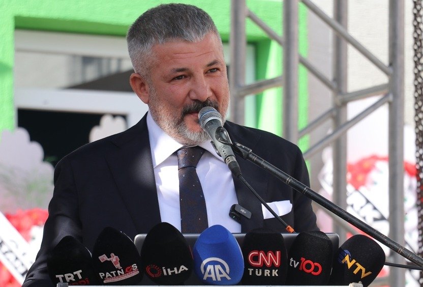 İş insanı Azad Medeni Kahraman, Eleşkirt'teki okul açılışında konuşma yapıyor