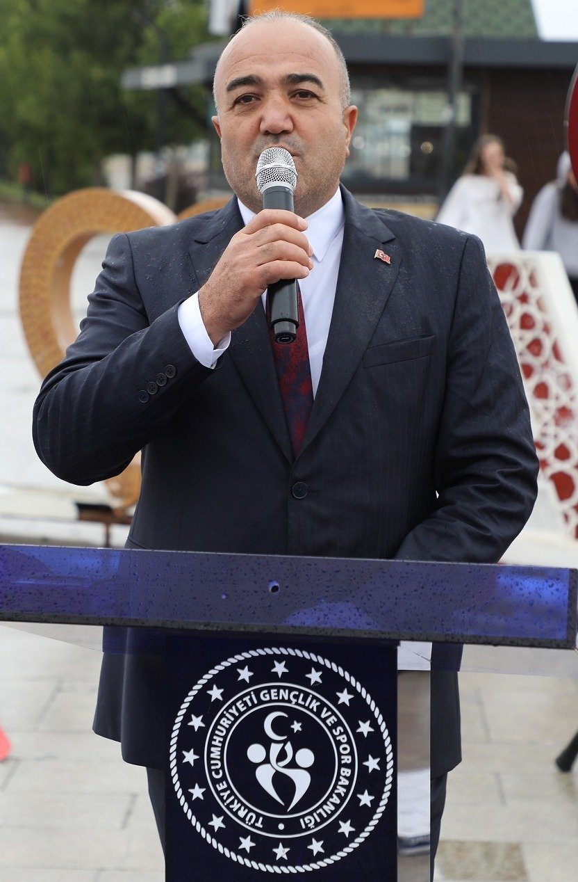 Spor Hizmetleri Müdürü Cemil Budak, Ağrı Amatör Spor Haftası açılış töreninde katılımcılara hitap ediyor.
